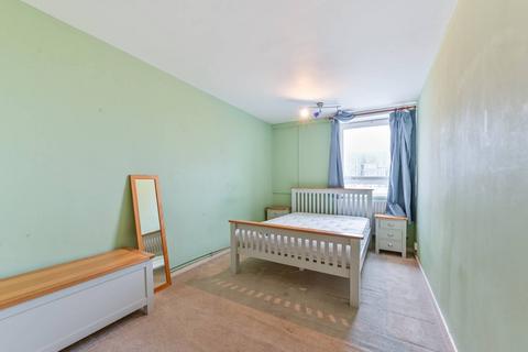 3 bedroom flat to rent, Knighthead Point, Isle Of Dogs, London, E14