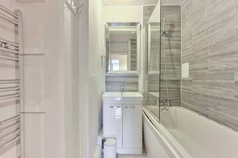 3 bedroom flat to rent, Knighthead Point, Isle Of Dogs, London, E14