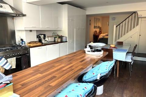 4 bedroom semi-detached house to rent, Cowes PO31