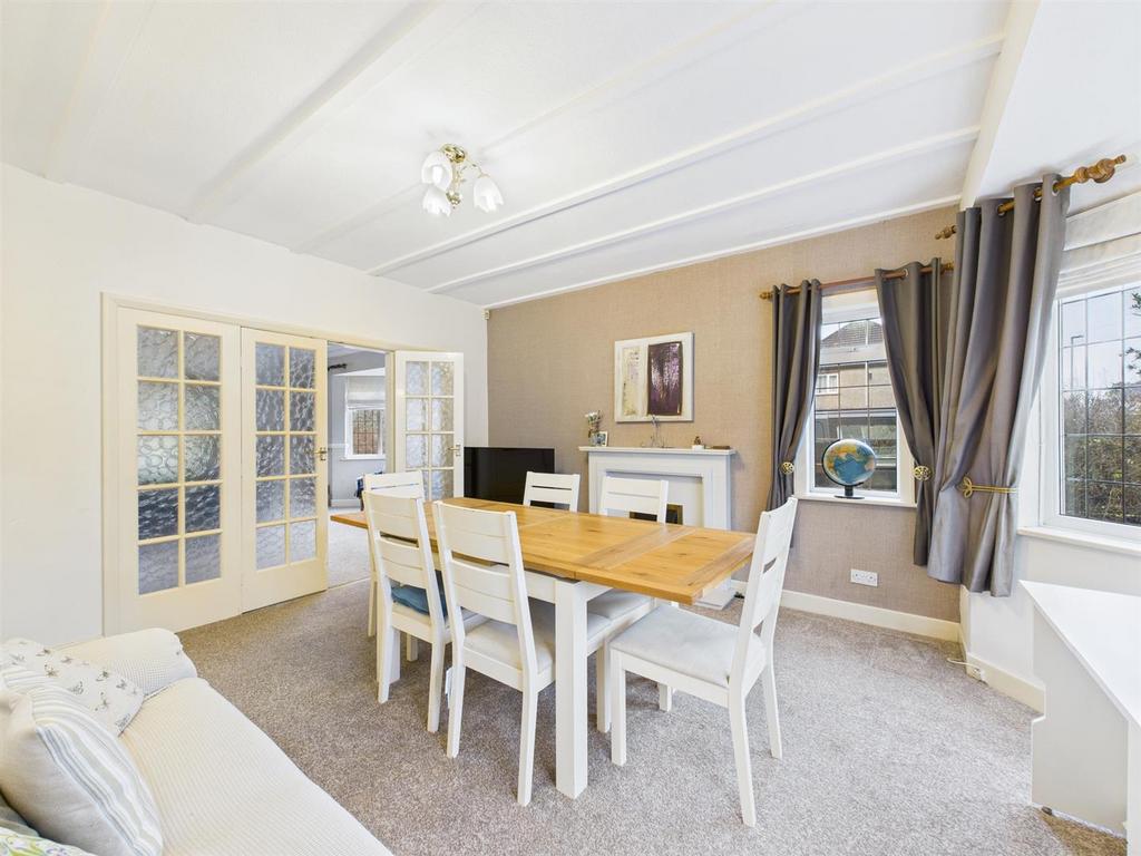Dining room: