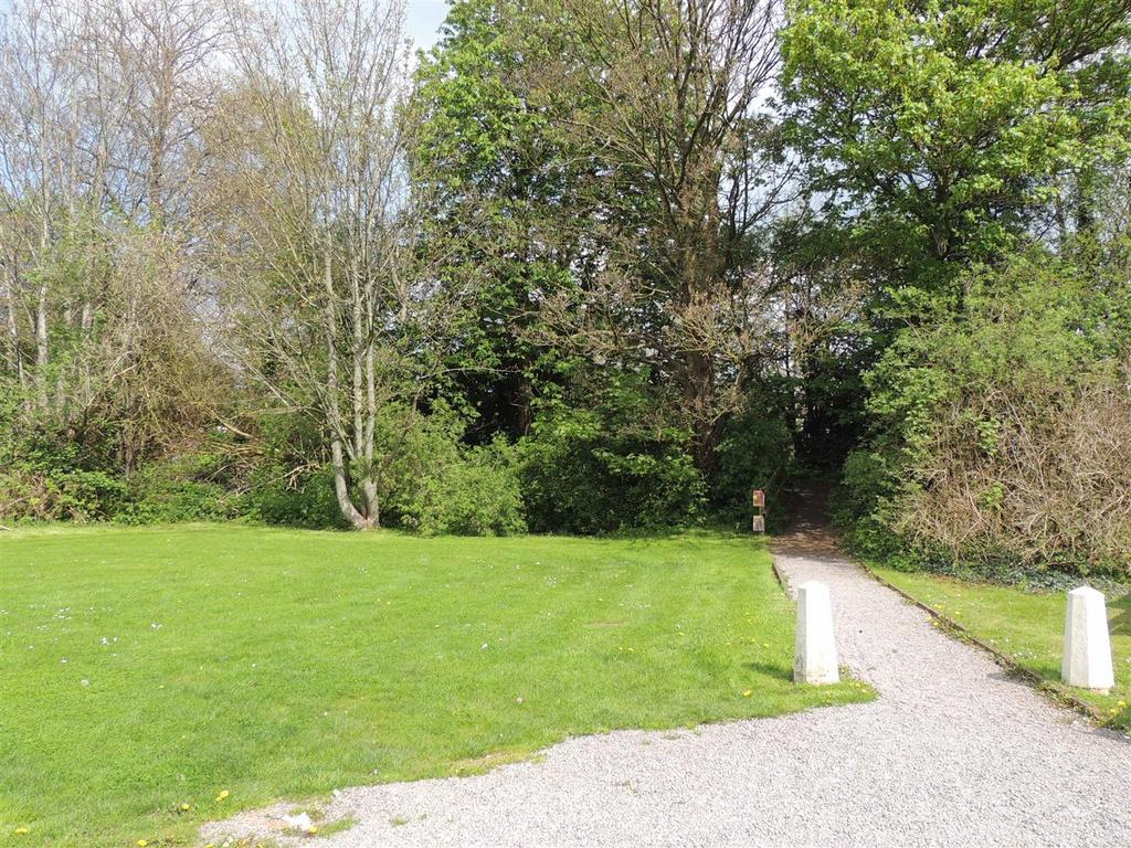 Surrounding Area / Walks