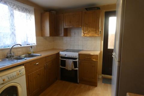 3 bedroom terraced house to rent, Station Road, CM9