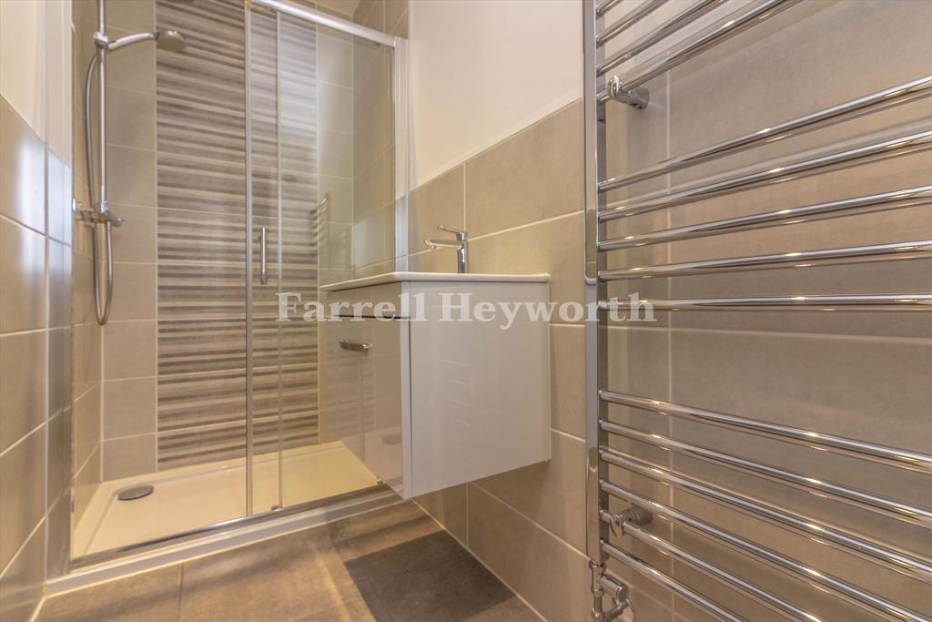 Master En Suite 2