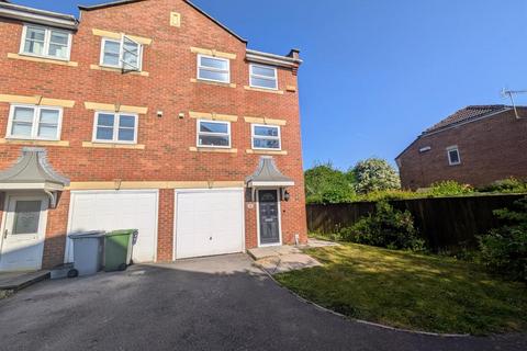 3 bedroom end of terrace house to rent, Cludd Avenue, Newark