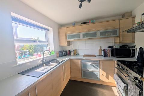 3 bedroom end of terrace house to rent, Cludd Avenue, Newark