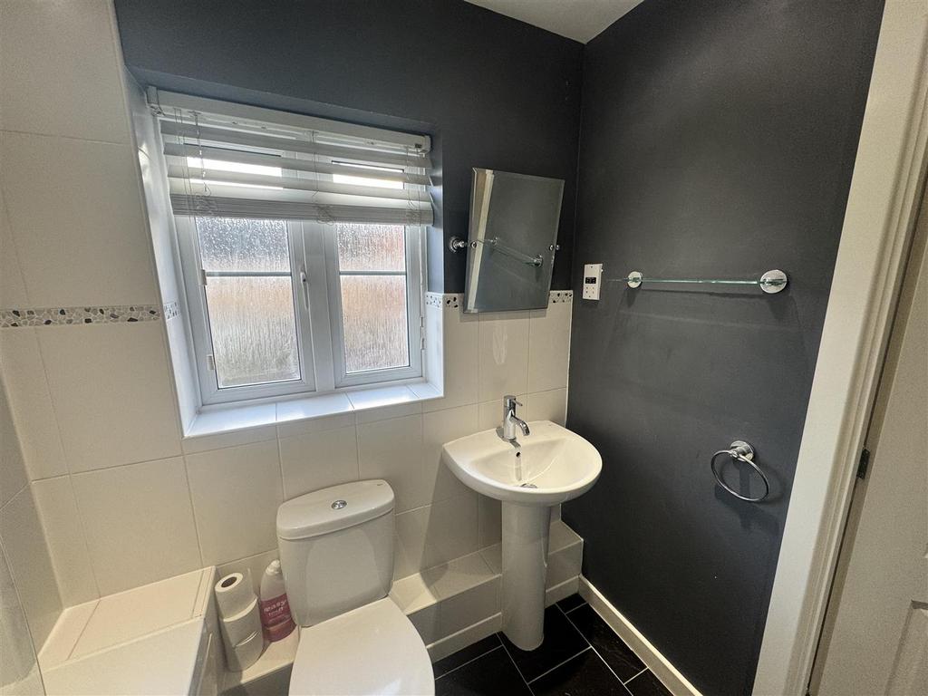 Bathroom (2).JPG