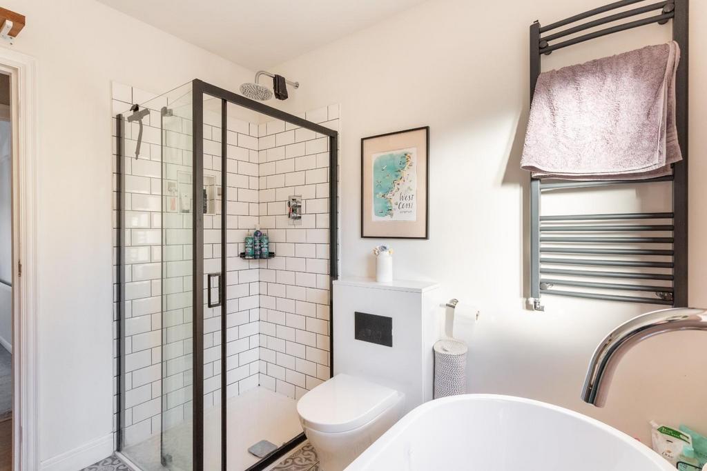 Bathroom (2).jpg