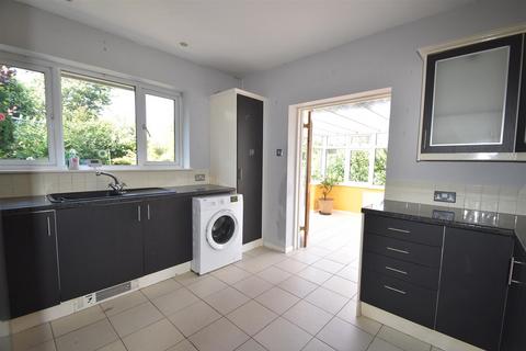 2 bedroom detached bungalow to rent, Glyne Barn Close, Bexhill-On-Sea