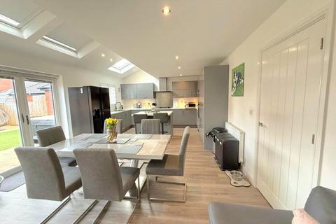 4 bedroom detached house for sale, West Street, Upton NN5