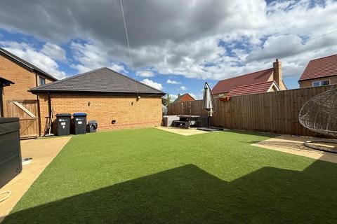 4 bedroom detached house for sale, West Street, Upton NN5