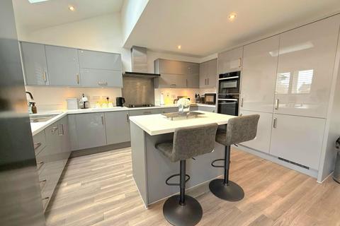 4 bedroom detached house for sale, West Street, Upton NN5