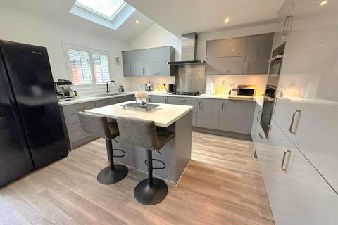 4 bedroom detached house for sale, West Street, Upton NN5