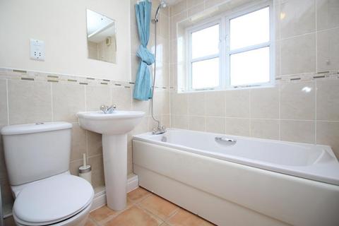 3 bedroom apartment to rent, Darwin Close, Medbourne
