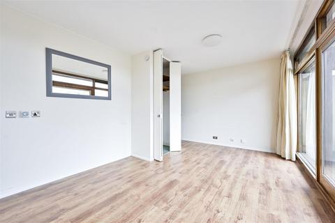 Studio to rent, John Trundle Court, London EC2Y