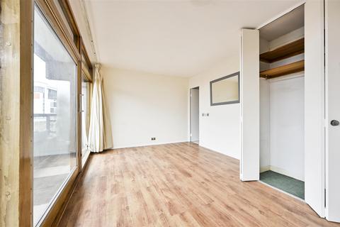 Studio to rent, John Trundle Court, London EC2Y
