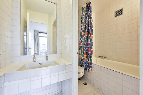 Studio to rent, John Trundle Court, London EC2Y