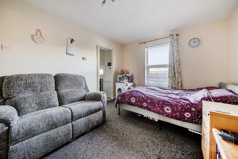 Studio for sale, Colburn Crescent, Weylea Farm, Guildford, GU4