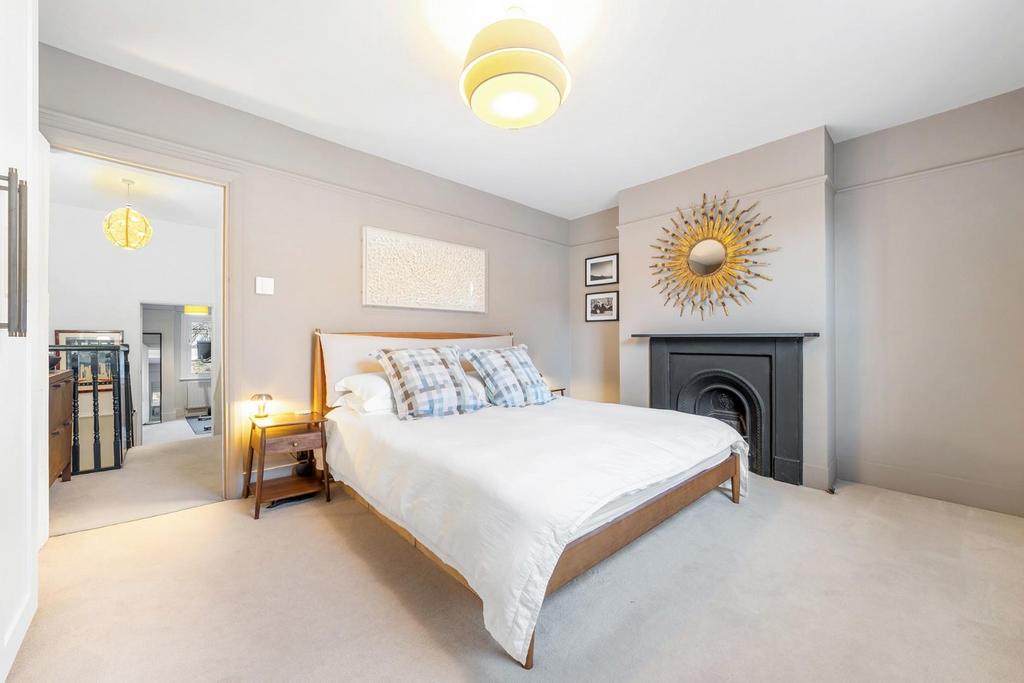 Bedroom 1 (2).JPG
