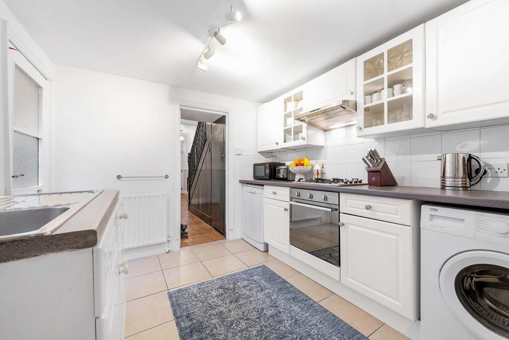 Kitchen (2).JPG