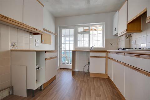 2 bedroom bungalow to rent, Little Dene Copse, Pennington, Lymington