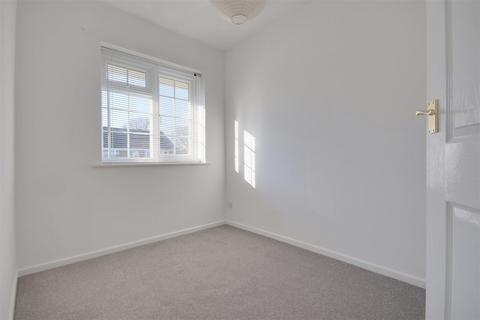2 bedroom bungalow to rent, Little Dene Copse, Pennington, Lymington