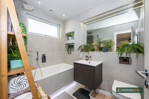 1 bedroom flat for sale, Romney Court, Shepherds Bush London