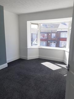 3 bedroom flat to rent, Axbridge Gardens, Elswick NE4