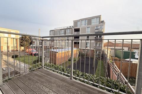 2 bedroom flat to rent, Jasper Avenue, London, W7