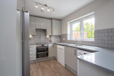 3 bedroom maisonette to rent, Station Approach, Hinchley Wood, KT10