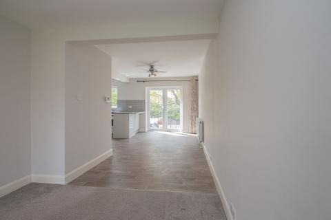3 bedroom maisonette to rent, Station Approach, Hinchley Wood, KT10