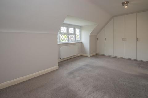 3 bedroom maisonette to rent, Station Approach, Hinchley Wood, KT10