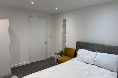 1 bedroom in a house share to rent, Old Kent Road, London SE15