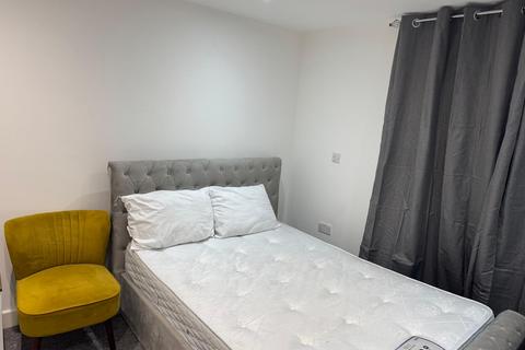 1 bedroom in a house share to rent, Old Kent Road, London SE15