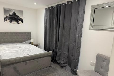 1 bedroom in a house share to rent, Old Kent Road, London SE15