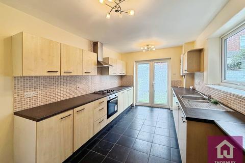 3 bedroom terraced house to rent, Graham Road, Salford, M6