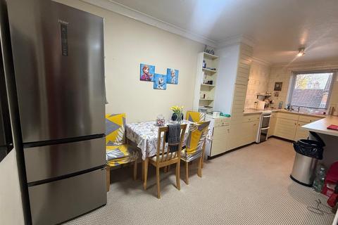 2 bedroom flat to rent, The Firs, Lynwood Drive, Andover, SP10 3BA