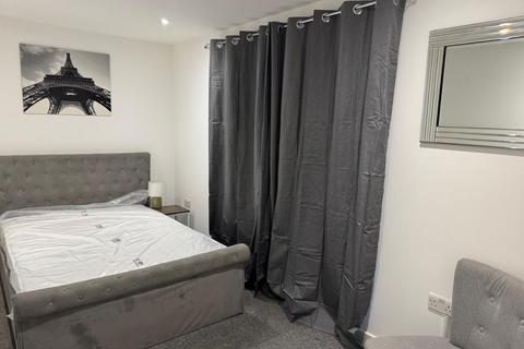 1 bedroom in a house share to rent, Old Kent Road, London SE15