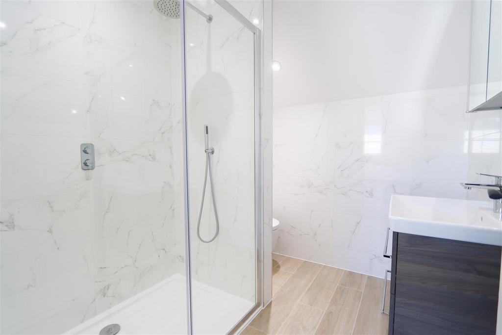 Upstairs Ensuite Edit .jpg