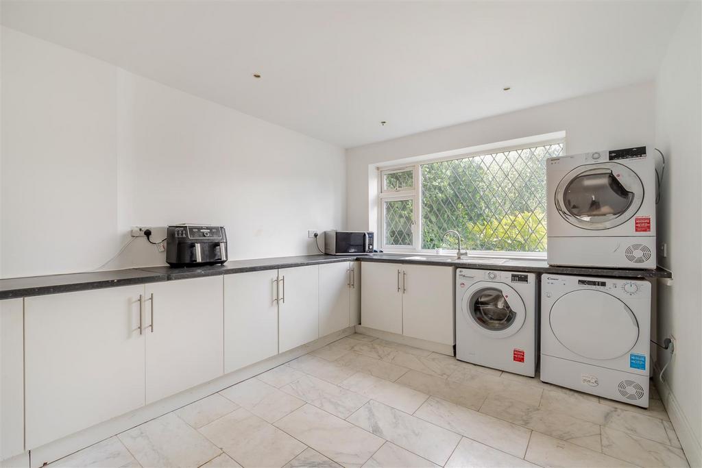 8608373-interior20.jpg