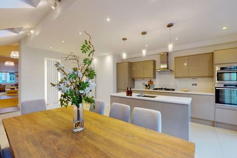 4 bedroom terraced house to rent, Pennard Road, London W12