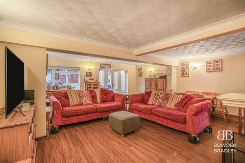 3 bedroom end of terrace house for sale, Udall Gardens, Romford, RM5