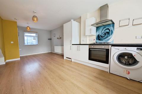 2 bedroom semi-detached house to rent, Shirley, Southampton SO15