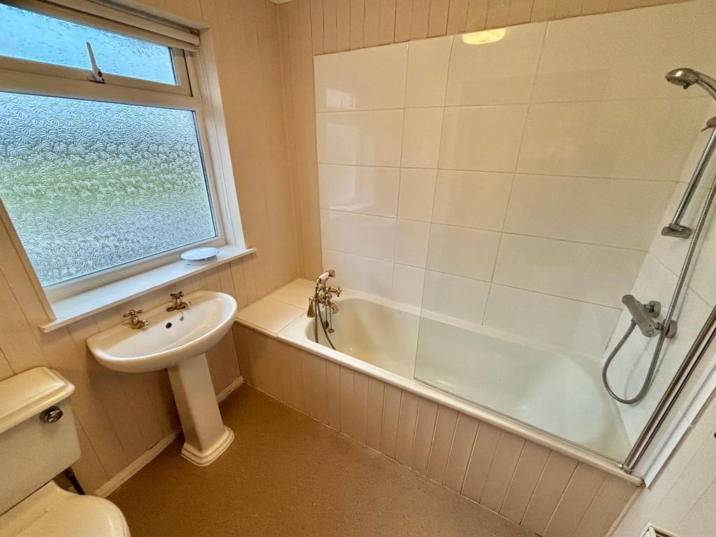 Family Bathroom 1