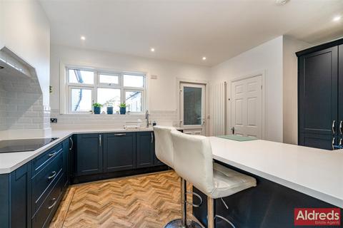 4 bedroom detached house for sale, Bately Avenue, Gorleston