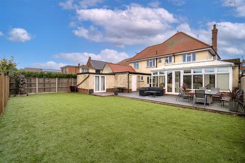4 bedroom detached house for sale, Bately Avenue, Gorleston