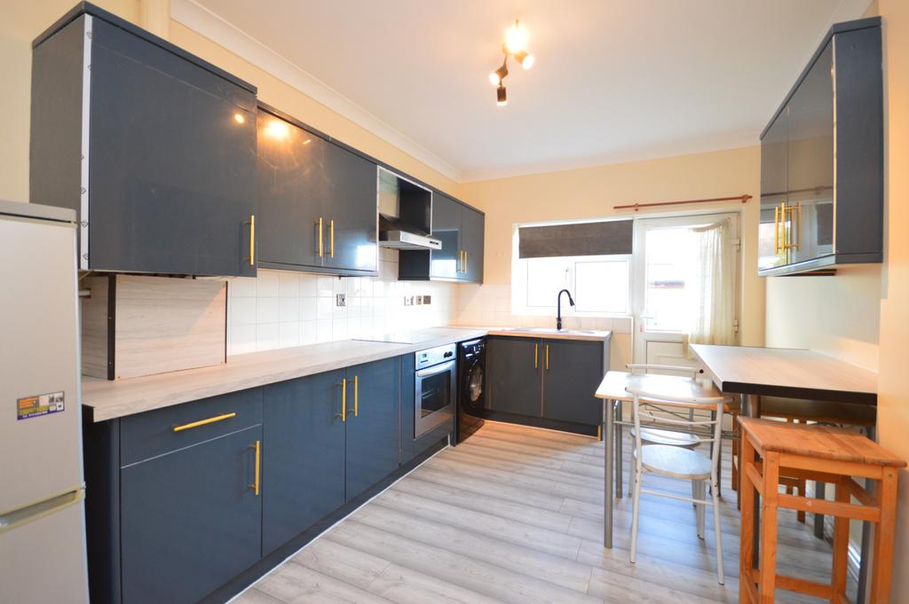3 bedroom Semi-detached House to Rent