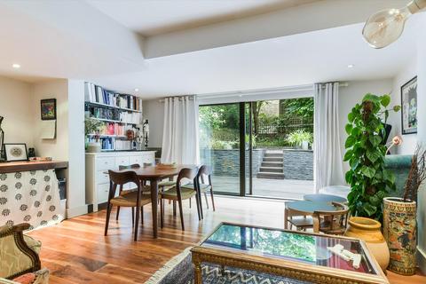 2 bedroom maisonette to rent, Southgate Road, London, N1
