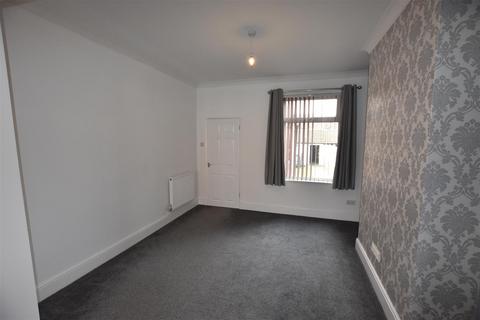 3 bedroom terraced house to rent, Clarence Road, Kettering