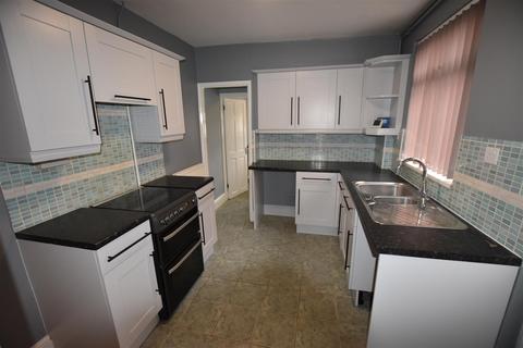 3 bedroom terraced house to rent, Clarence Road, Kettering