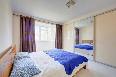 3 bedroom semi-detached house to rent, Chilmark Gardens, New Malden KT3